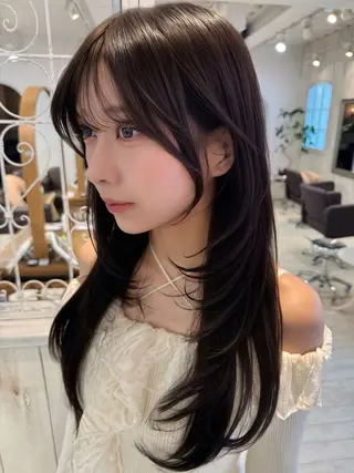 ロング レイヤーカット、 大人可愛い　中村美羅のヘアスタイル