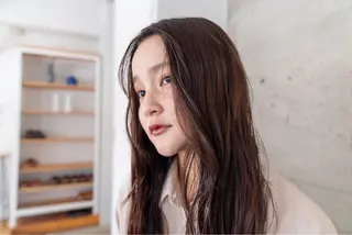 セミロング カラー ウエズ ミコトのヘアスタイル