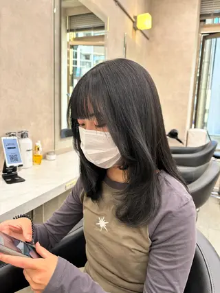ミディアム カラー 抜け感レイヤー︴ ニュアンスカラーのヘアスタイル