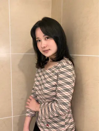 ミディアム 村岡 咲菜のヘアスタイル