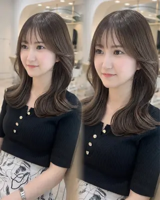 セミロング Akane レイヤー/艶カラーのヘアスタイル