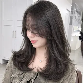 セミロング 山﨑 優衣のヘアスタイル