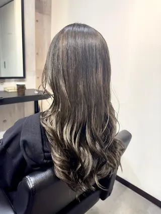 ロング TAKAMI 髪と爪を同時に施術のネイルデザイン