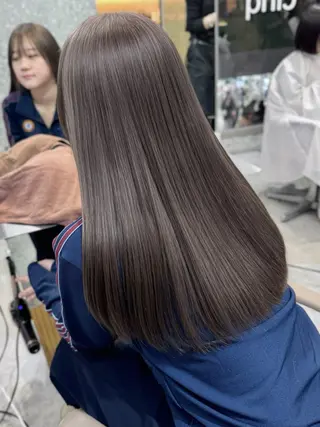 ロング カラー 失敗しないハイトーン ミルクティーベージュのヘアスタイル