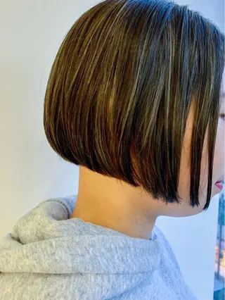 カラー 💜ショート💜 ウルフ、ボブ二色亜美のヘアスタイル