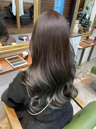 ロング カラー newi saLyu ネウィ サリューのヘアスタイル
