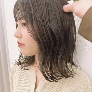 ショート カラー マツエク・マツパ ハイトーンボブ 前田 表参道　グレージュのヘアスタイル
