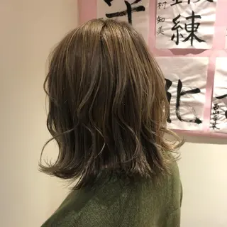 ミディアム カラー 伊東 彩花のヘアスタイル