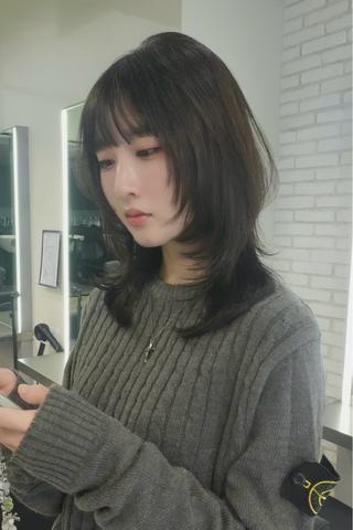 ミディアム カラー Airi 韓国y2k ハイレイヤーのヘアスタイル
