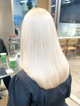 ミディアム ハイトーン💎 ホワイトベージュ坪谷のヘアスタイル