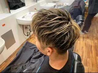 ショート カラー 綾田 一蔵のヘアスタイル