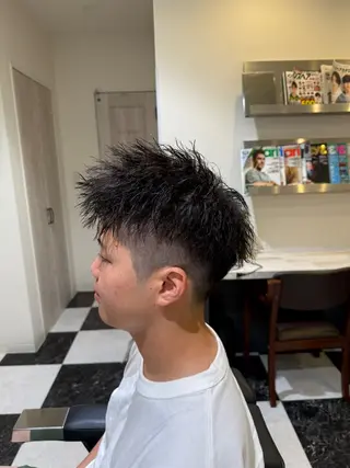 ミディアム パーマ メンズ ゆるふわパーマ 似合わせカットのヘアスタイル