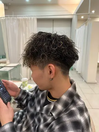 メンズ メンズ特化/メンズ パーマ/ハイトーンのヘアスタイル