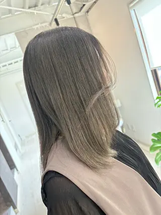 ミディアム カラー 小山 明菜のヘアスタイル