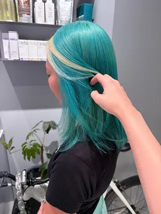 ミディアム カラー NANA🦖 ハイトーンデザインのヘアスタイル