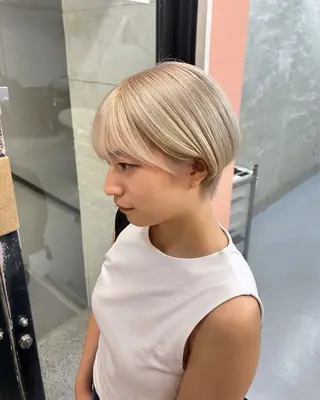 ショート カラー 💜Noa /艶髪ハイトーン💫のヘアスタイル