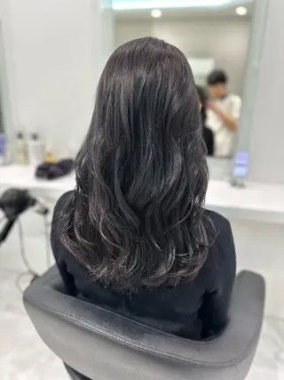 ミディアム カラー センターパート/毛 流れ/パーマ特化のヘアスタイル