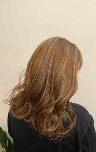 セミロング カラー ハイトーンカラー🩵 指名多数💗横山聖奈のヘアスタイル