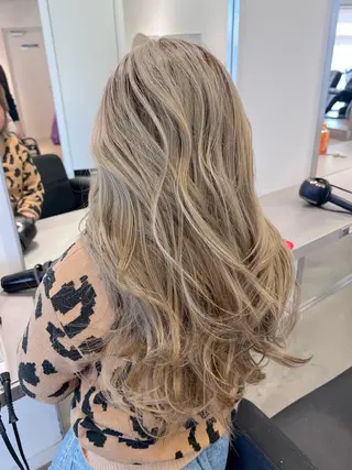 ロング カラー 艶ハイトーン🔆 ️️️安座間 希のヘアスタイル
