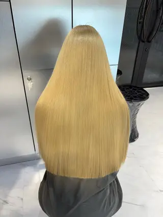 ロング VEGA ヒカル 艶髪ハイトーン天神のヘアスタイル