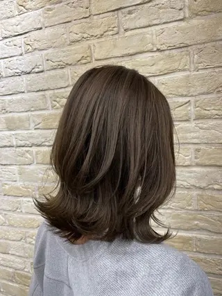 ミディアム 河上 麻衣/白髪ぼかしのヘアスタイル