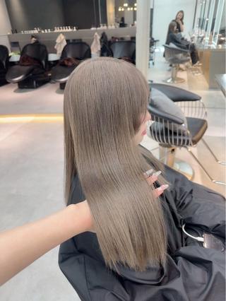 ロング みのりハイトーン デザインカラーのヘアスタイル
