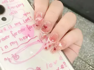 ネイル 🦋 Queenieのネイルデザイン