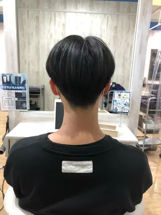 ショート メンズ white.梅田 デザインカラー🦄のヘアスタイル