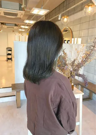 セミロング カラー 眞名子 瑞紀のヘアスタイル