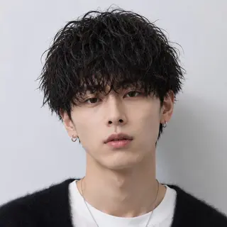 ミディアム パーマ メンズ メンズ特化カットパー マカラー坂田柊のヘアスタイル
