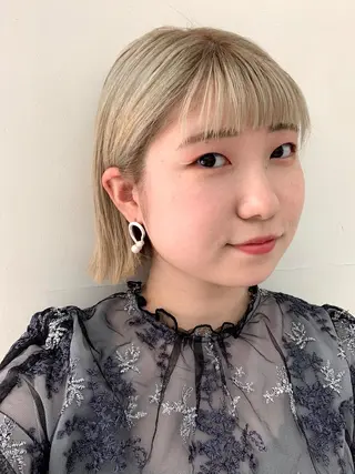 ショート カラー ハイトーン🤍 古江 実夢のヘアスタイル