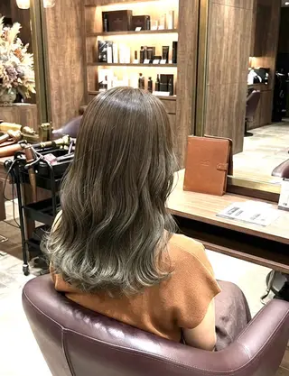 セミロング 伊藤 彩乃のヘアスタイル