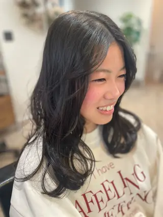 ロング Re room. 女性スタイリストのヘアスタイル