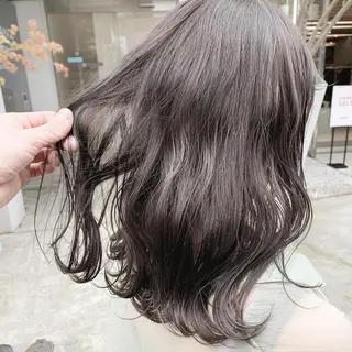 ミディアム カラー ネイル ハイトーンボブ 前田 表参道　グレージュのヘアスタイル