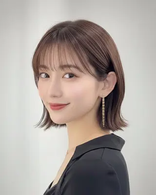 ミディアム レイヤー・カット モデル・透明感カラーのヘアスタイル