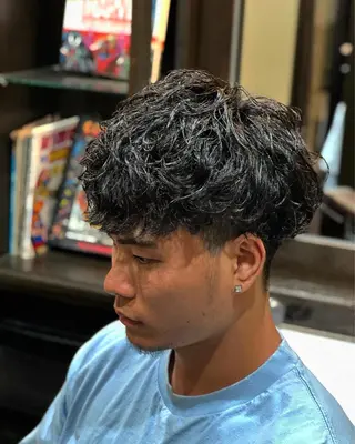 ミディアム パーマ メンズ 猪井 明のヘアスタイル