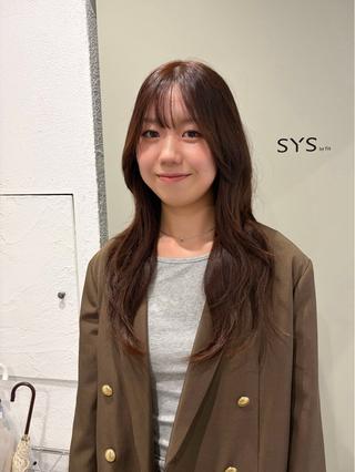 ロング カラー マユ/ SYS by fitのヘアスタイル