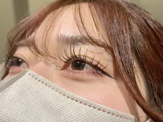 マツエク・マツパ 飯田 莉穂のヘアスタイル