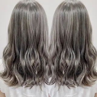セミロング ハイトーン カラーのヘアスタイル