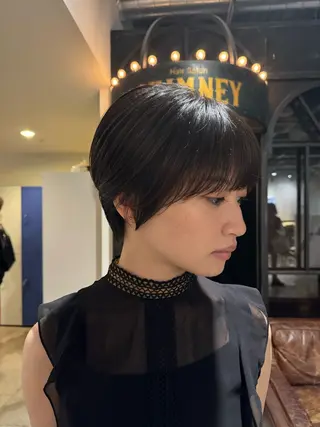 ショート ブリーチカラー/ブロ ンドレイヤーカットのヘアスタイル