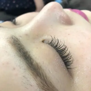 マツエク・マツパ レイヤーカット✖️ 柔らかベージュカラーのヘアスタイル