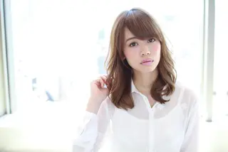 ミディアム おしゃれ染めで白髪を 染める/山口玲緒奈のヘアスタイル