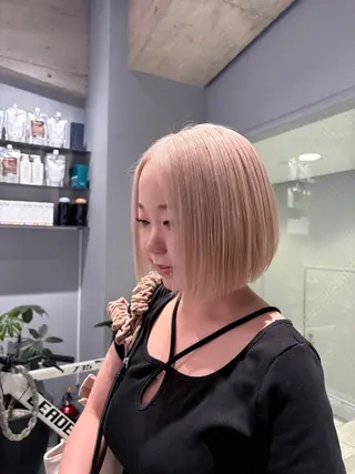 ショート カラー NANA🦖 ハイトーンデザインのヘアスタイル