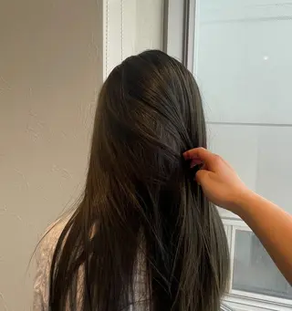 ロング カラー tiel 小山莉々のヘアスタイル