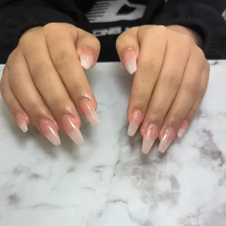 salon UNE LMA見習いスタッフのネイルデザイン