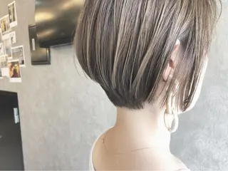 ショート カラー 顔周りレイヤーカット ブリーチminamiのヘアスタイル