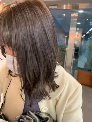 ミディアム 河上 麻衣/白髪ぼかしのヘアスタイル