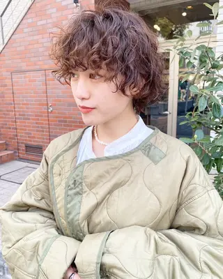 ショート カラー パーマ hollo 原宿のヘアスタイル