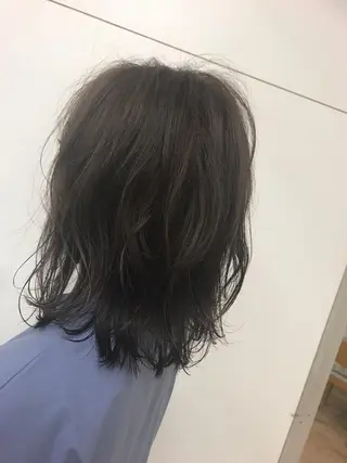 ミディアム カラー 野々村 麻由のヘアスタイル