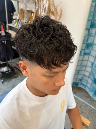 ショート パーマ メンズ 溝口 槙里也のヘアスタイル